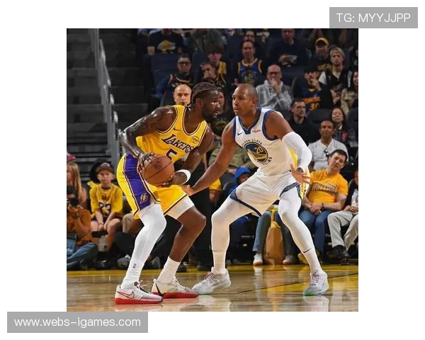 八村垒底角三分绝杀，湖人替补席沸腾